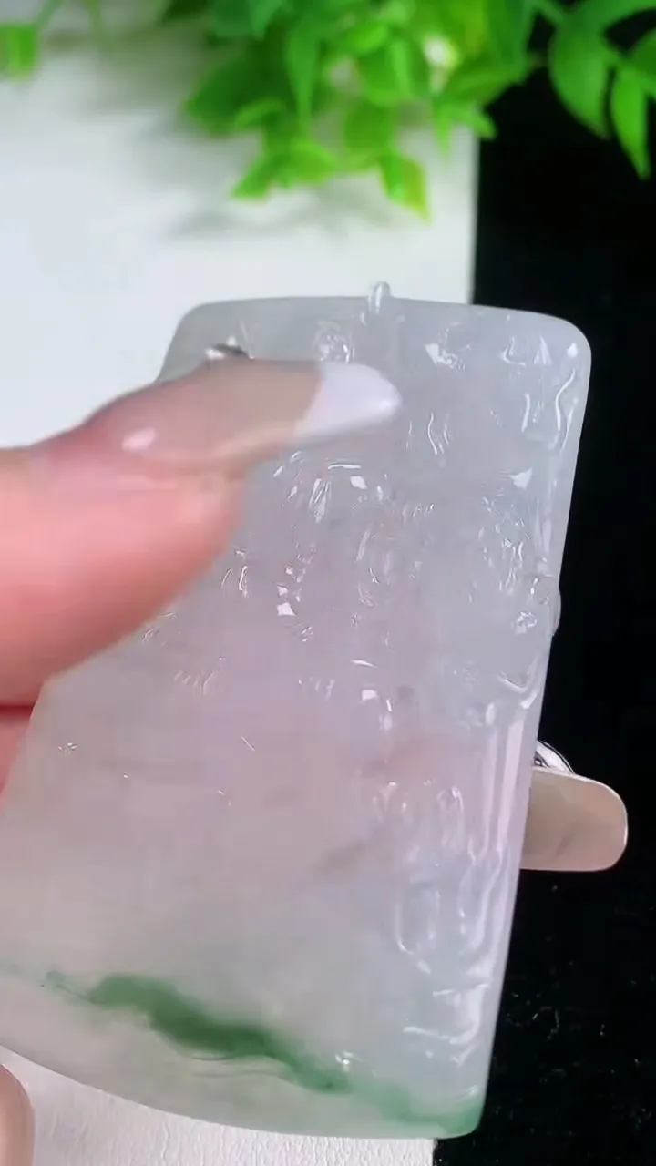 天然A货翡翠冰种飘花祥龙不动明王吊坠，尺寸64.2-41.8-5.2，重量:33.66g
1月19日