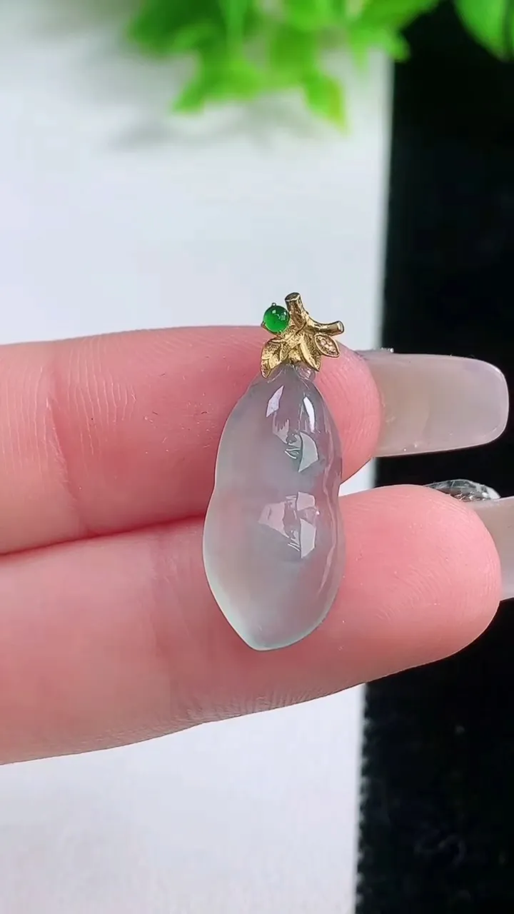 天然A货翡翠种飘花福豆吊坠，尺寸19.4-10-3.6，重量:1.44g
1月19日