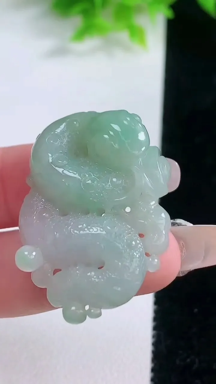 天然A货翡翠生肖蛇吊坠，尺寸36.6-26-10.4，重量:14.40g
1月19日