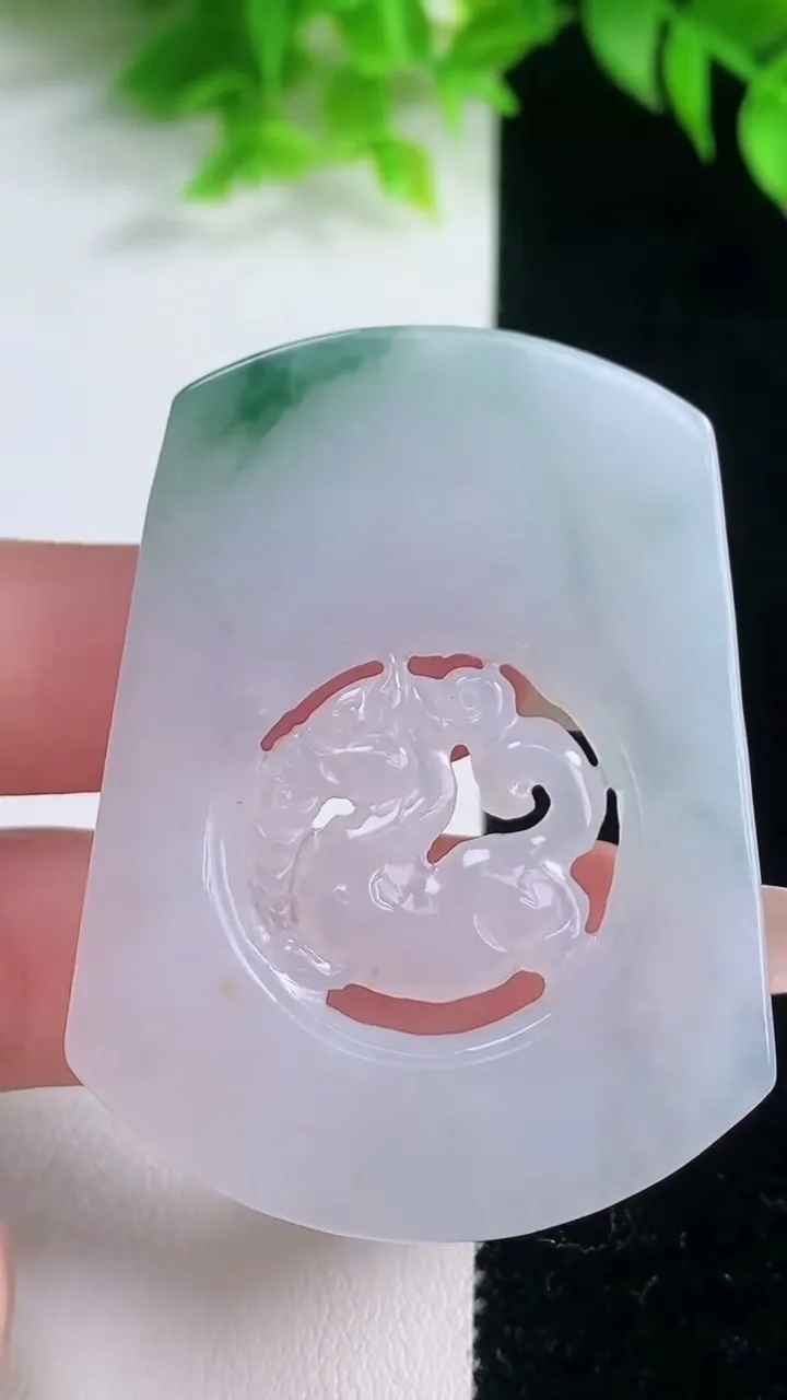 天然A货翡翠飘花龙牌吊坠，尺寸55-41-3.1，重量:21.30g
1月19日