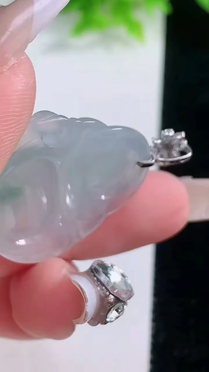 天然A货翡翠种飘花佛公吊坠，尺寸29-30-6，重量:8.27g
1月19日