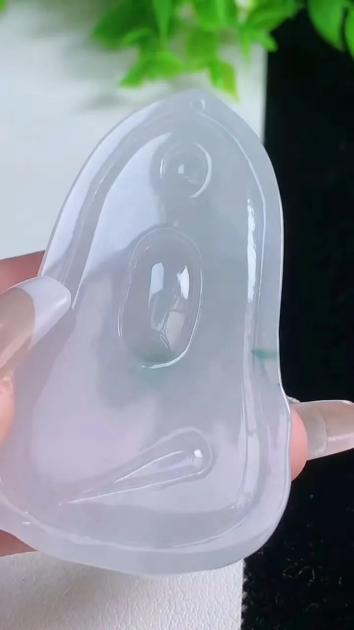 天然A货翡翠飘花观音菩萨吊坠，尺寸65.2-39.3-5.3，重量:55.16g
1月19日