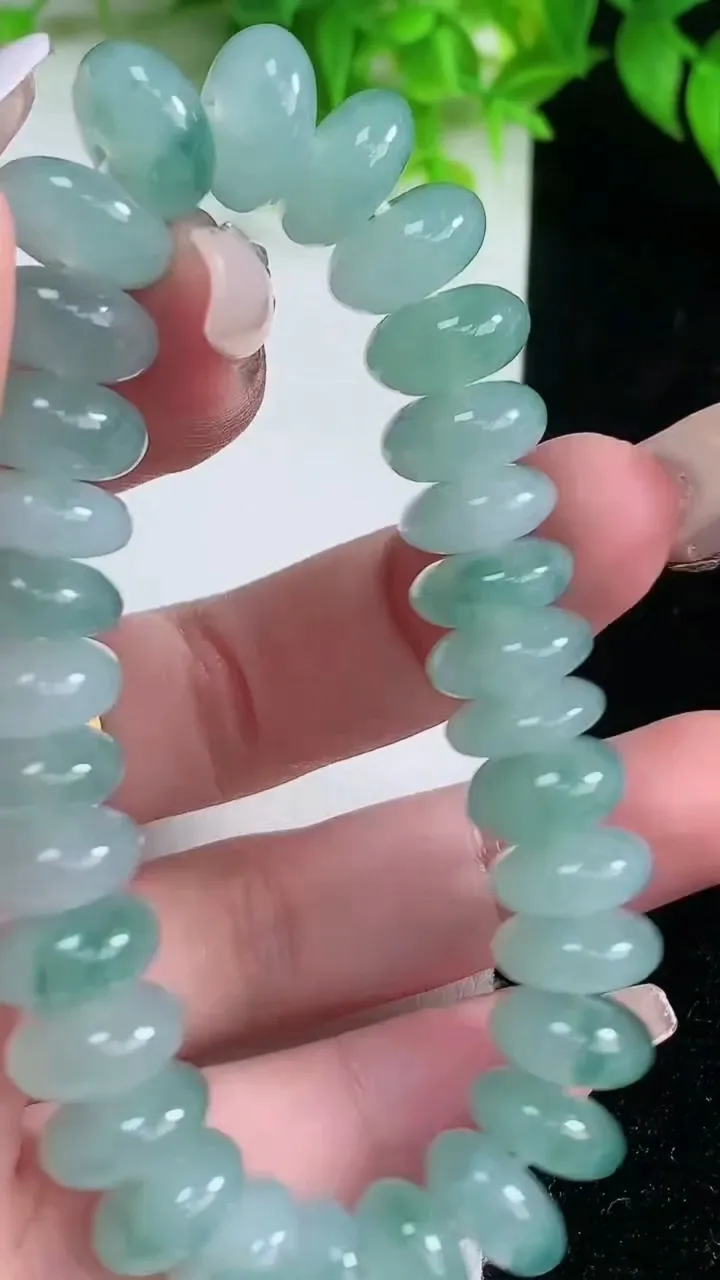 天然A货翡翠种飘花算盘珠手串，尺寸11.8-6.3-32颗，重量:47.56g1月19日
工厂直销收藏佳品,种好水足，色泽均匀，有种有色，上手高大气！
