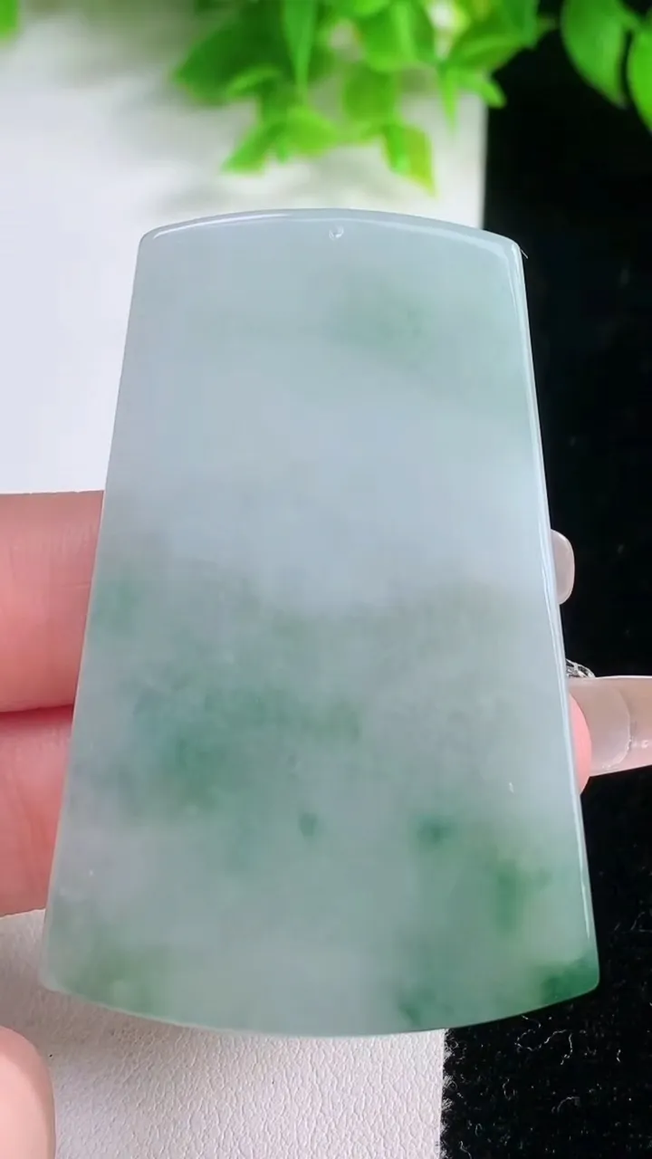 天然A货翡翠牌吊坠，尺寸59-38.3-5.4，重量:32.05g
1月19日