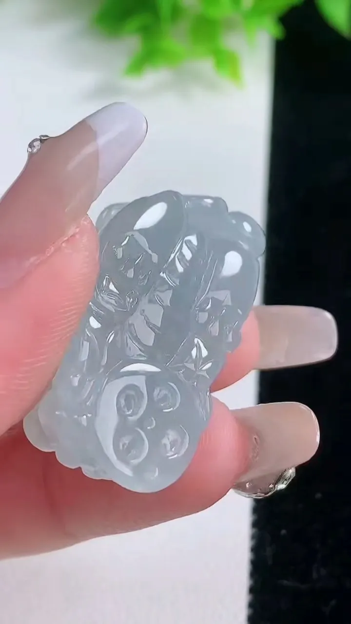 天然A货翡翠冰种飘花霸王貔貅吊坠，尺寸33.8-19-11.5，重量:16.32g
1月19日