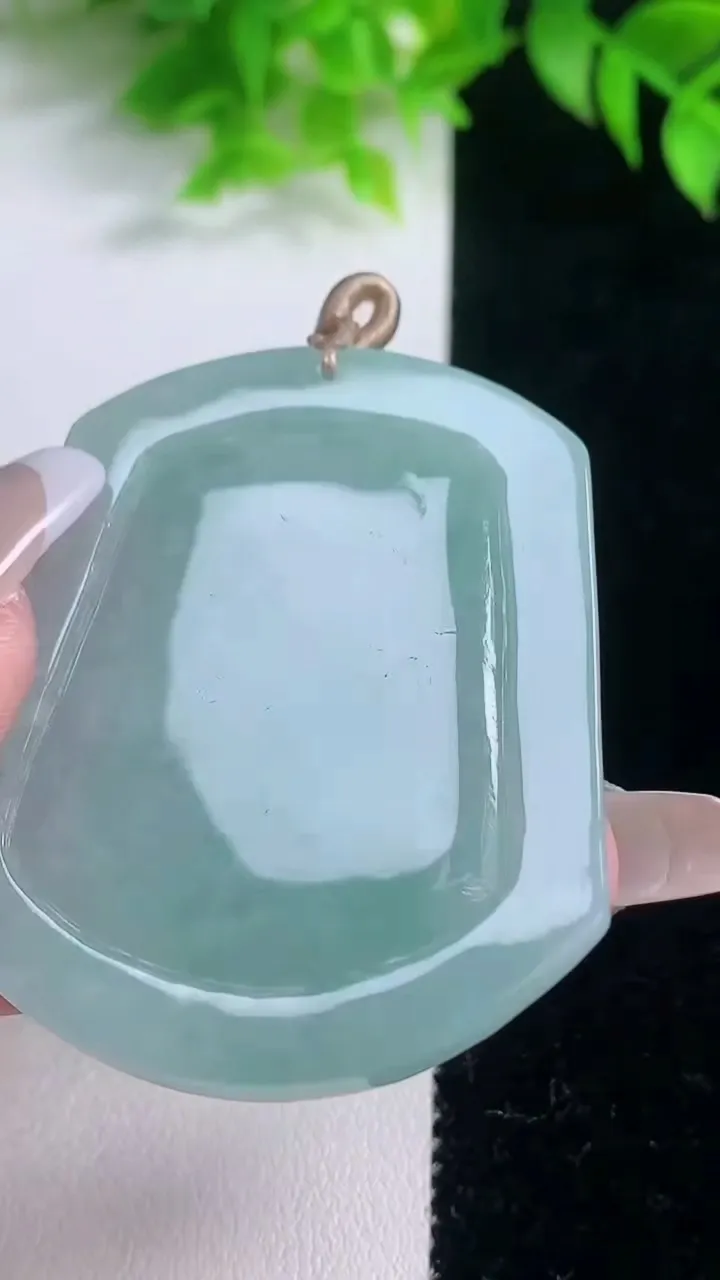 天然A货翡翠生肖鸡吊坠，尺寸52.7-44.7-5.8，重量:27.68g
1月19日