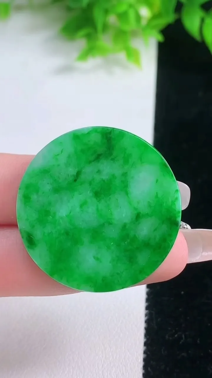 天然A货翡翠无事牌镶嵌件，尺寸33.8-2.3，重量:8.10g
1月19日