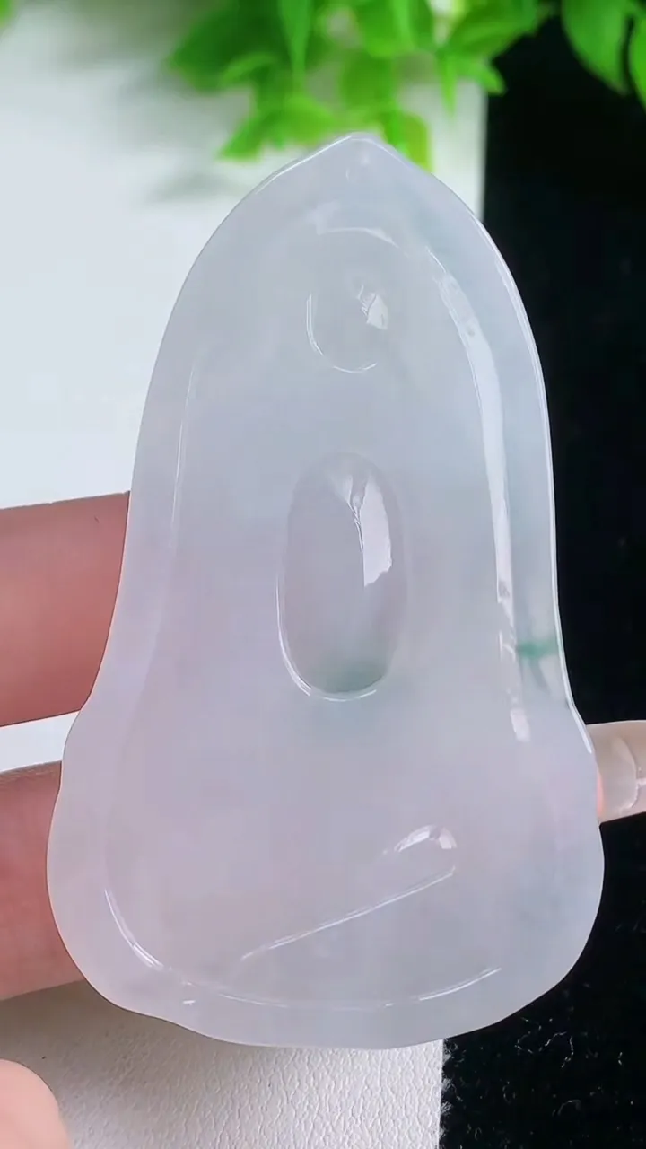 天然A货翡翠飘花观音菩萨吊坠，尺寸65.2-39.3-5.3，重量:55.16g
1月19日