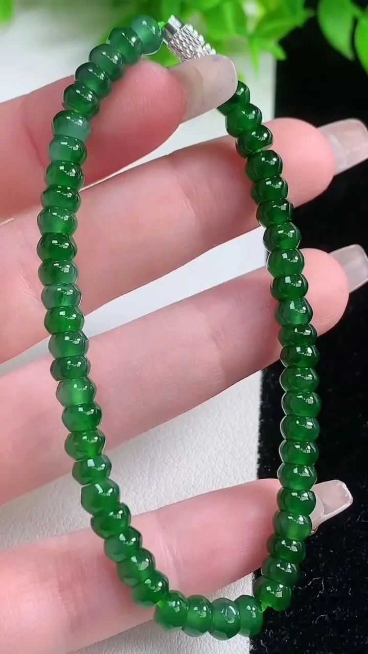 天然A货翡翠算盘珠手串，尺寸5.4-4.3-51颗，重量:11.03g1月19日
工厂直销收藏佳品,种好水足，色泽均匀，有种有色，上手高大气！