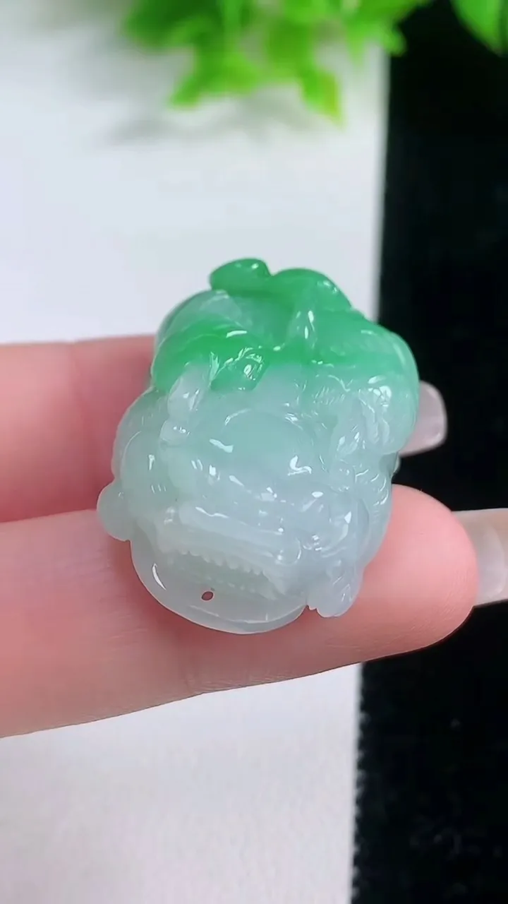 天然A货翡翠貔貅吊坠，尺寸31-21.3-12.2，重量:17.95g
1月19日