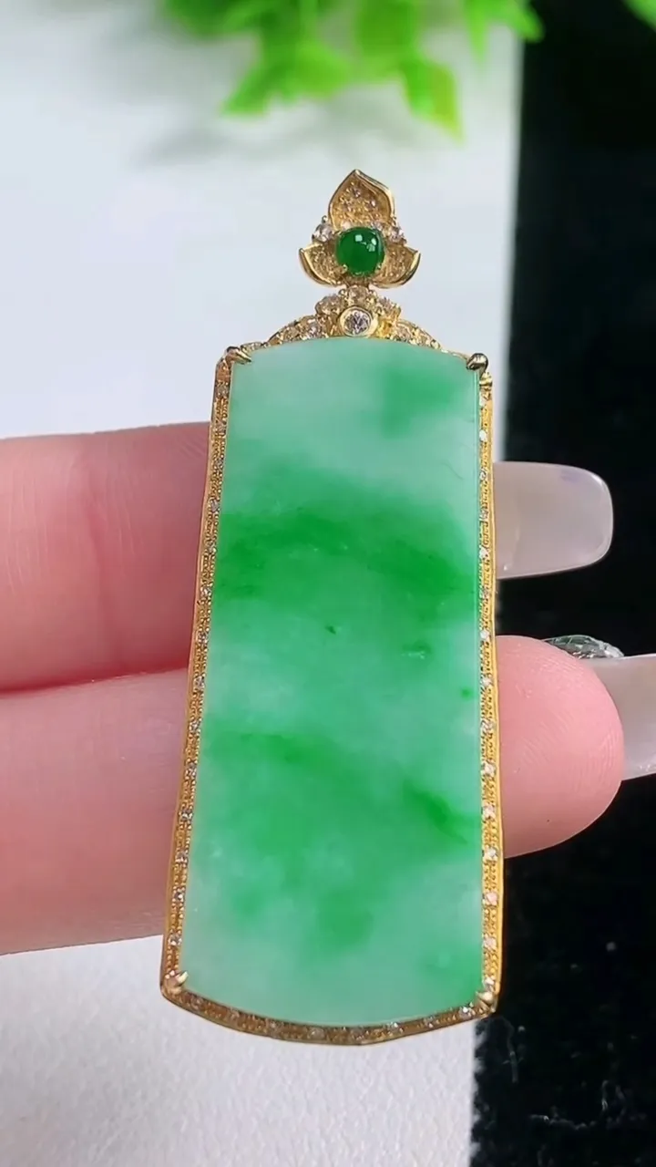 天然A货翡翠无事牌吊坠，尺寸51.5-17.7-6.4，裸石39-17.6重量:7.77g
1月19