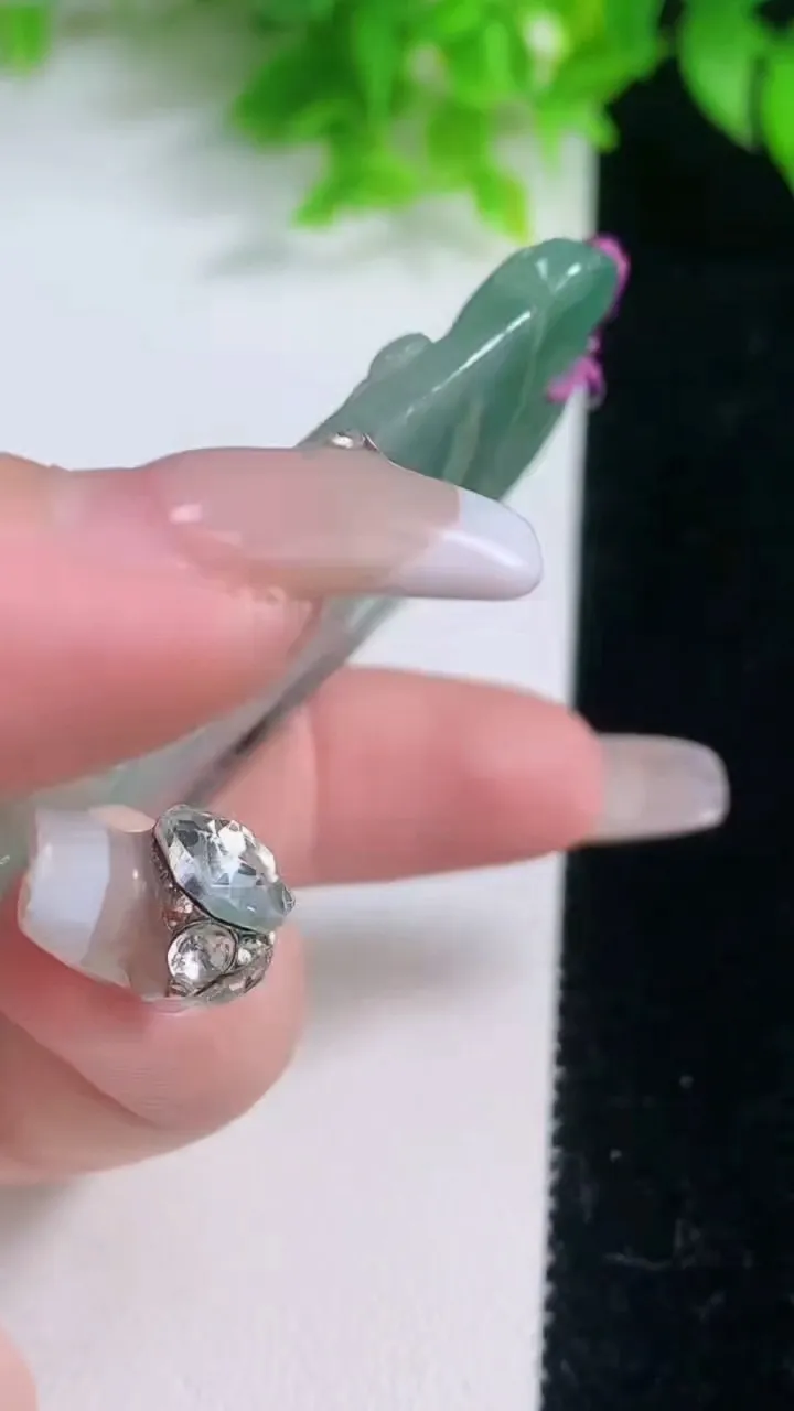 天然A货翡翠观音菩萨吊坠，尺寸69.3-48.8-4.5，重量:33.48g
1月19日