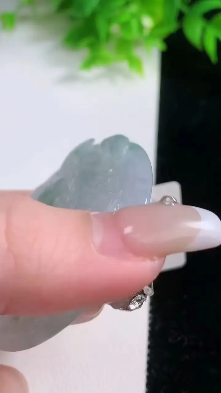 天然A货翡翠冰种飘花龙马精神吊坠，尺寸50.6-5.5，重量:32.17g
1月19日