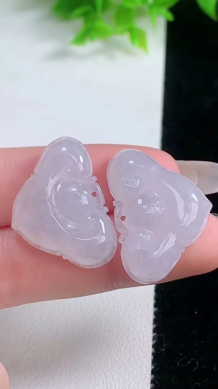 天然A货翡翠如意头吊坠一对，尺寸19.4-26.6-6.2，重量:9.65g
1月19日