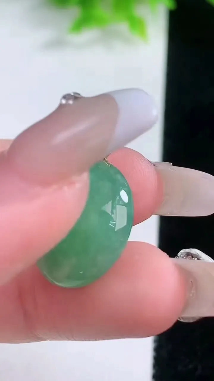 天然A货翡翠蛋面吊坠，尺寸18.5-16-6.7，重量:3.55g
1月19日