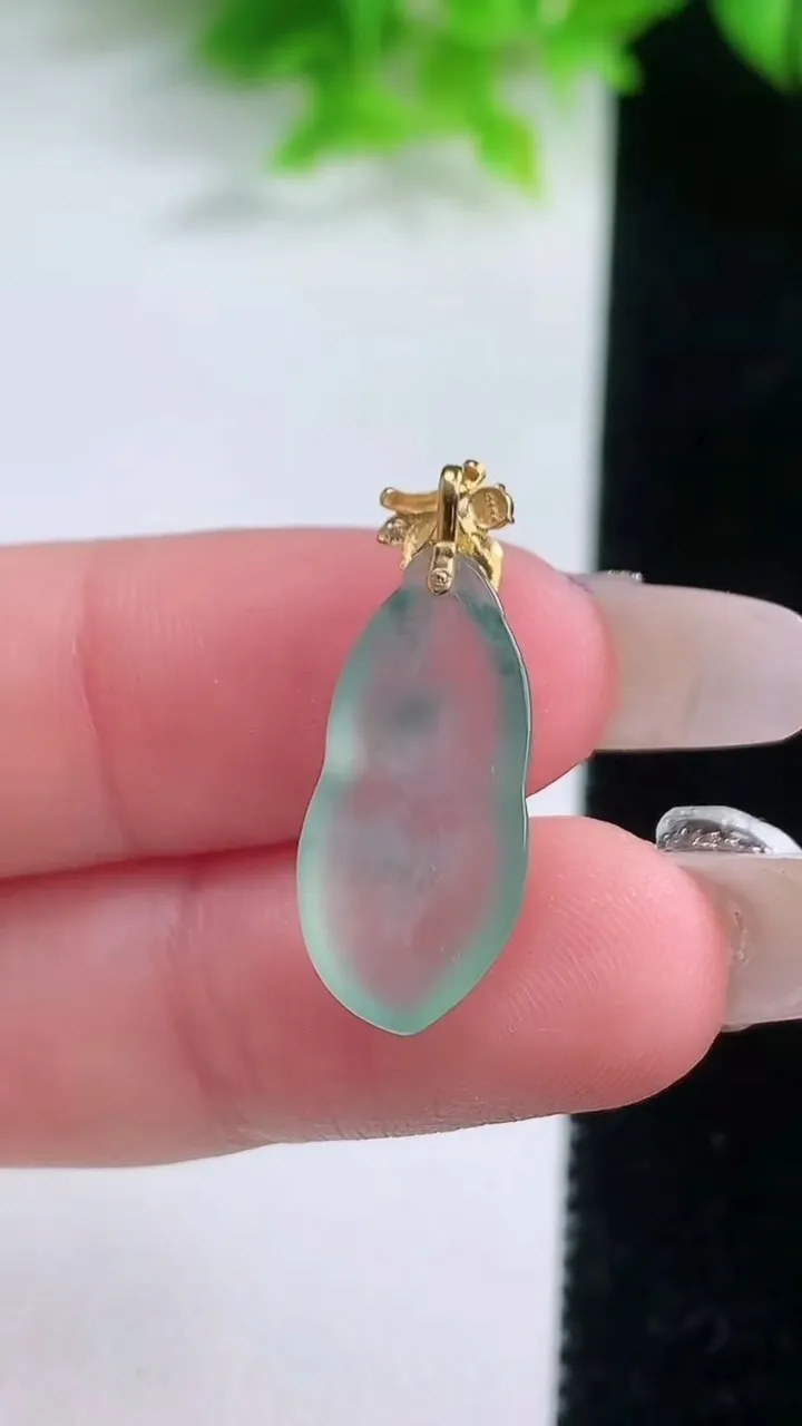 天然A货翡翠种飘花福豆吊坠，尺寸19.4-10-3.6，重量:1.44g
1月19日