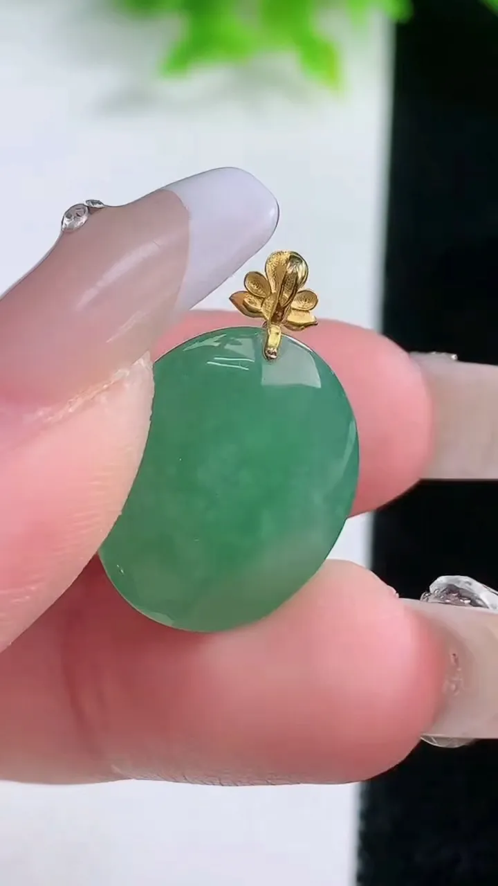 天然A货翡翠蛋面吊坠，尺寸18.5-16-6.7，重量:3.55g
1月19日