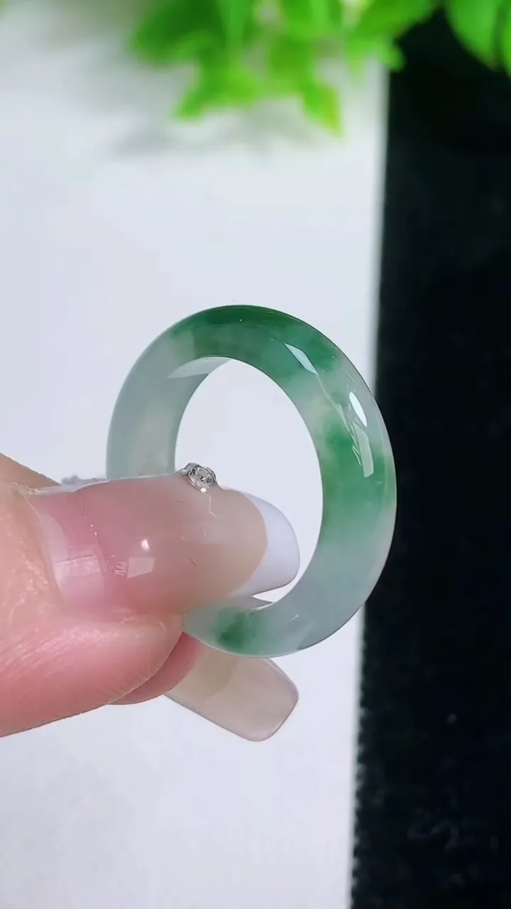 天然A货翡翠冰种飘花指环戒指，尺寸18-5.2-3，重量:4.10g2026年1月19日
工厂直销收藏佳品,种好水足，色泽均匀，有种有色，上手高大气！