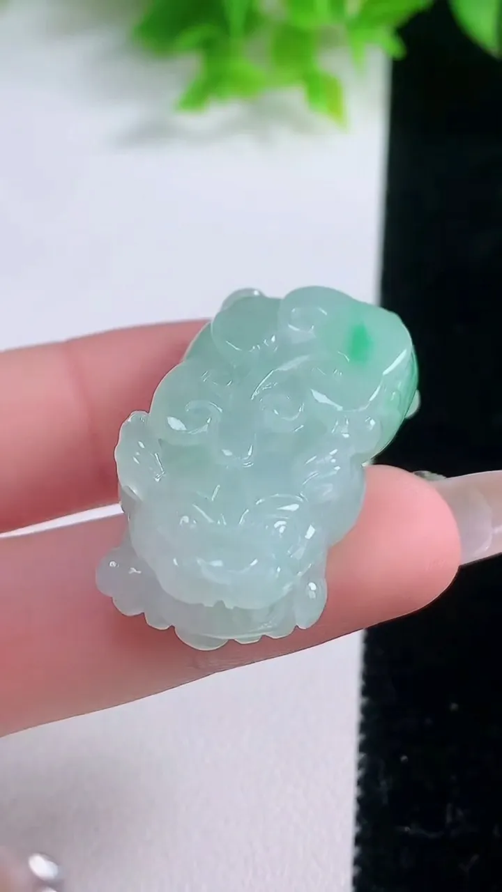 天然A货翡翠貔貅吊坠，尺寸35.5-18.7-12，重量:18.15g
1月19日