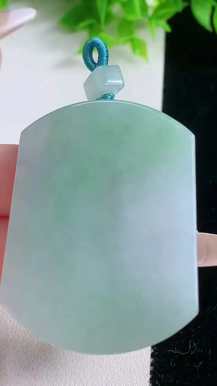 天然A货翡翠无事牌吊坠，尺寸52-39.5-5.6，重量:35.79g
1月19日