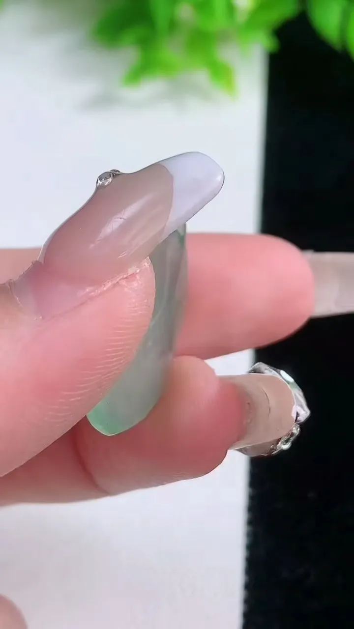 天然A货翡翠种飘花福瓜吊坠，尺寸23.5-13.5-6.2，重量:4.00g
1月19日