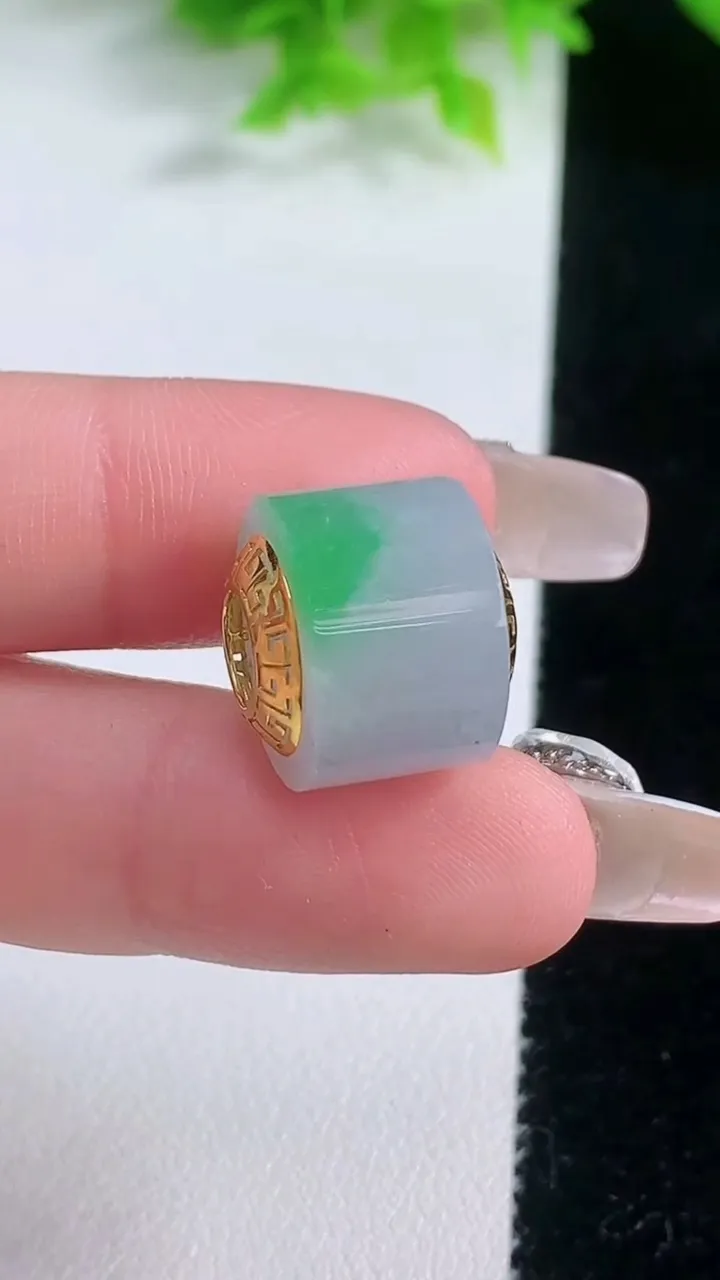 天然A货翡翠路路通吊坠，尺寸13.8-15.3，重量:5.87g
1月19日