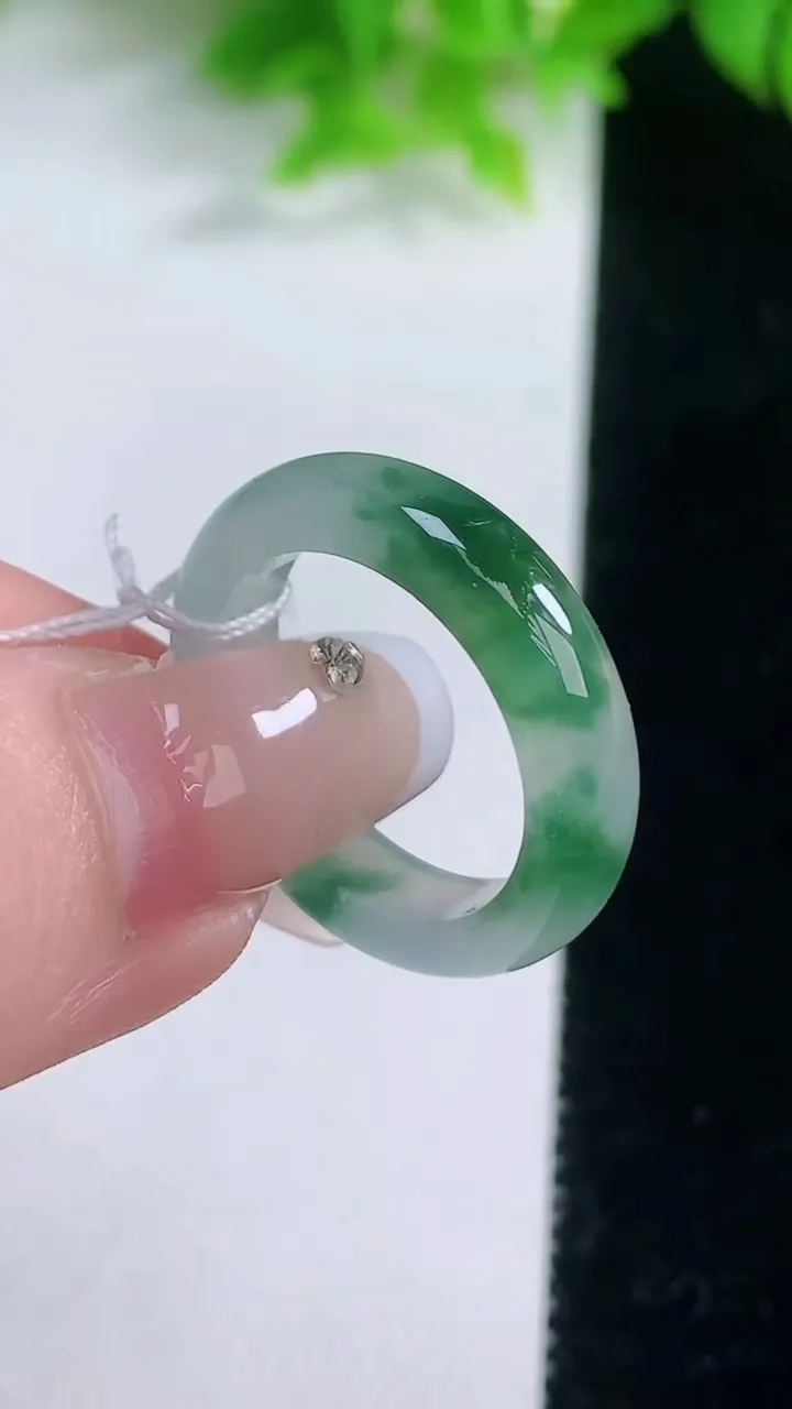 天然A货翡翠冰种飘花指环戒指，尺寸18-5.2-3，重量:4.10g2026年1月19日
工厂直销收藏佳品,种好水足，色泽均匀，有种有色，上手高大气！