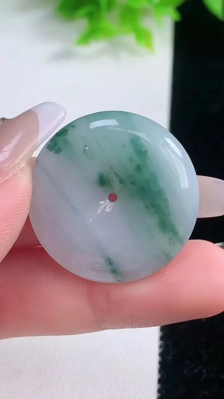 天然A货翡翠飘花平安扣吊坠，尺寸28.4-5.4，重量:10.00g
1月19日