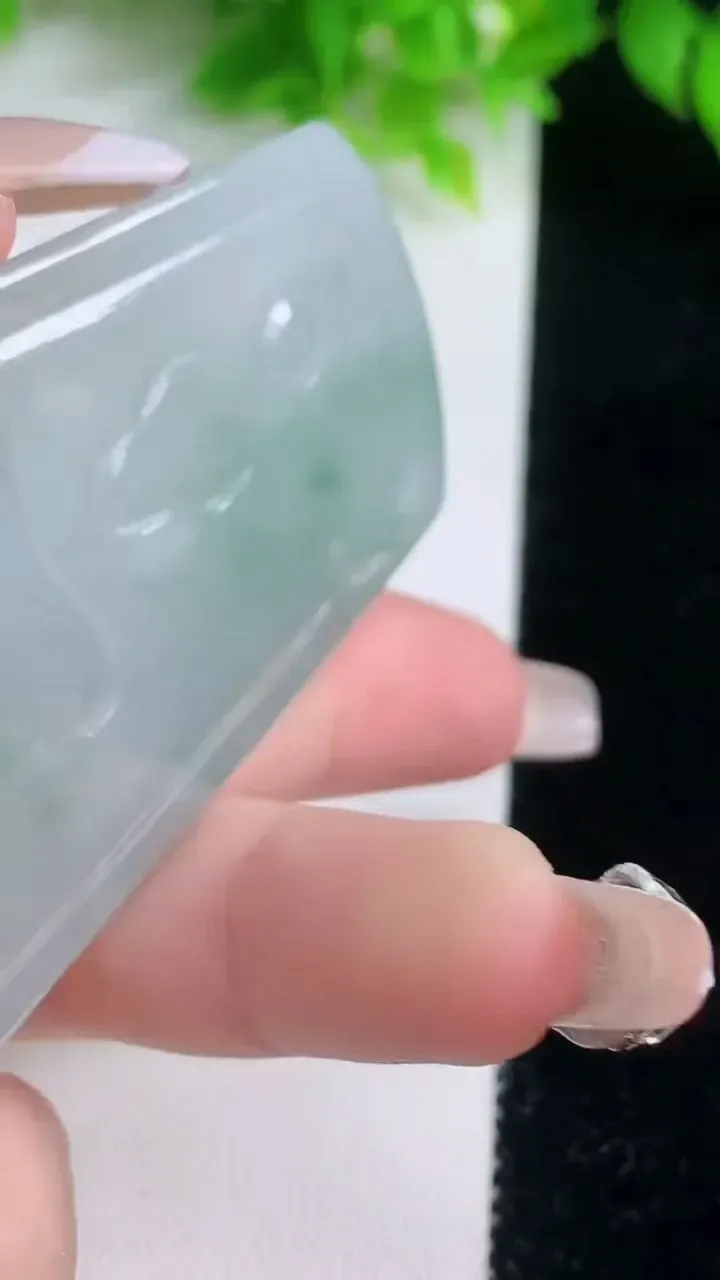 天然A货翡翠虚空藏菩萨吊坠，尺寸62-42.3-4.7，重量:28.10g
1月19日