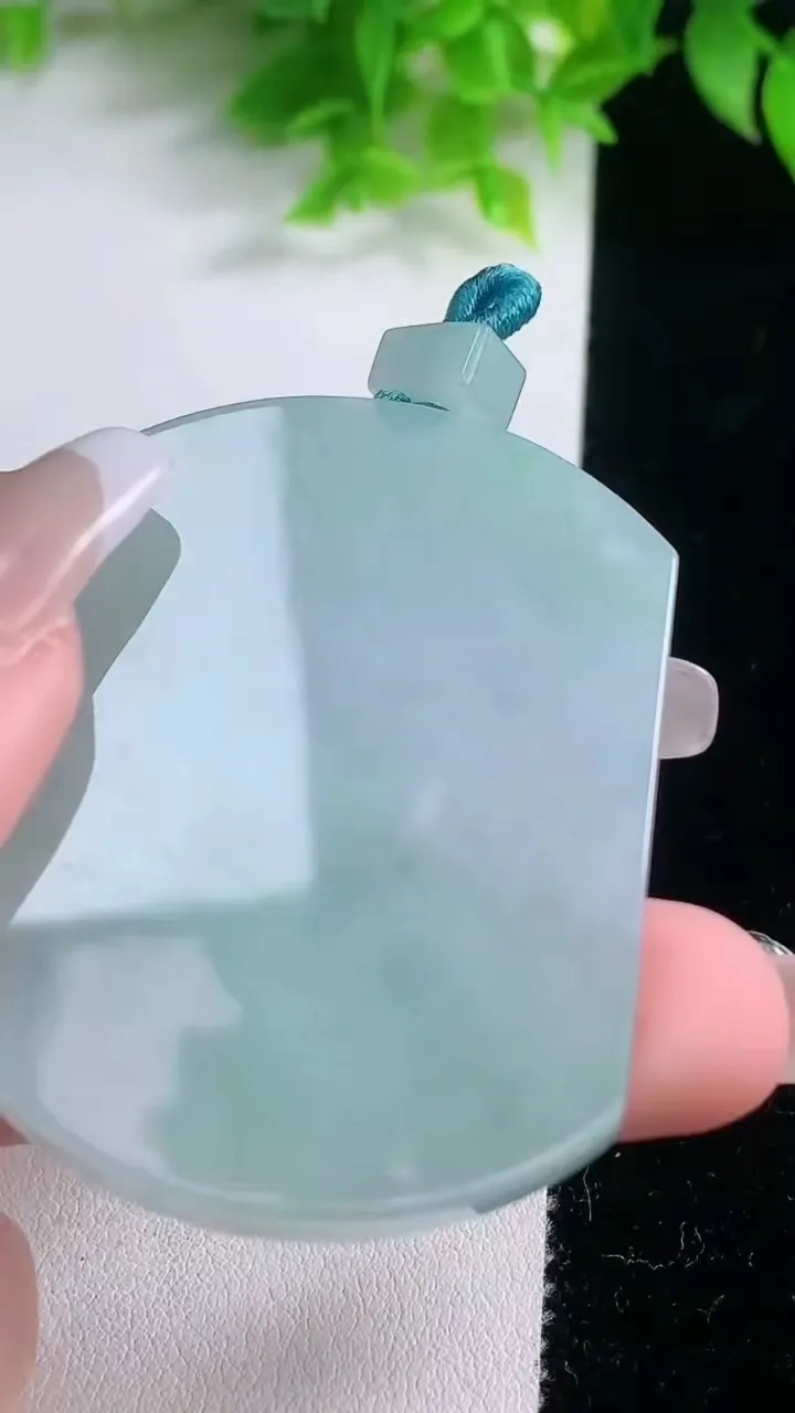 天然A货翡翠无事牌吊坠，尺寸52-38.8-5.5，重量:34.06g
1月19日