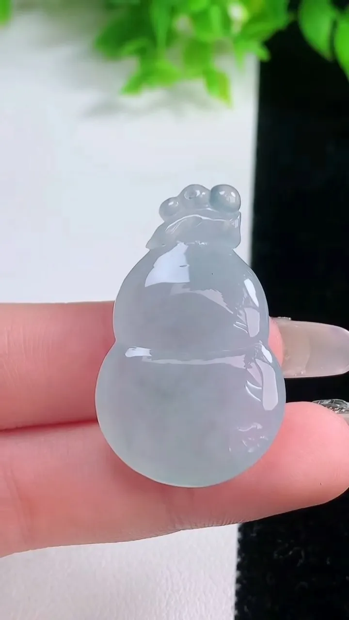 天然A货翡翠冰种飘花葫芦吊坠，尺寸37.5-22.8-6.5，重量:9.66g
1月19日