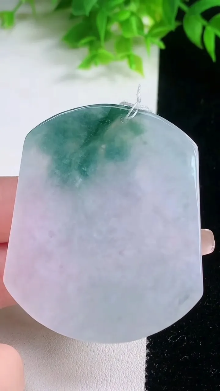 天然A货翡翠冰种飘花生肖马吊坠，尺寸56-46.4-5.5，重量:31.63g
1月19日