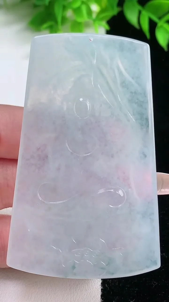 天然A货翡翠种白冰虚空藏菩萨吊坠，尺寸72.2-43.8-5，重量:44.75g
1月19日
