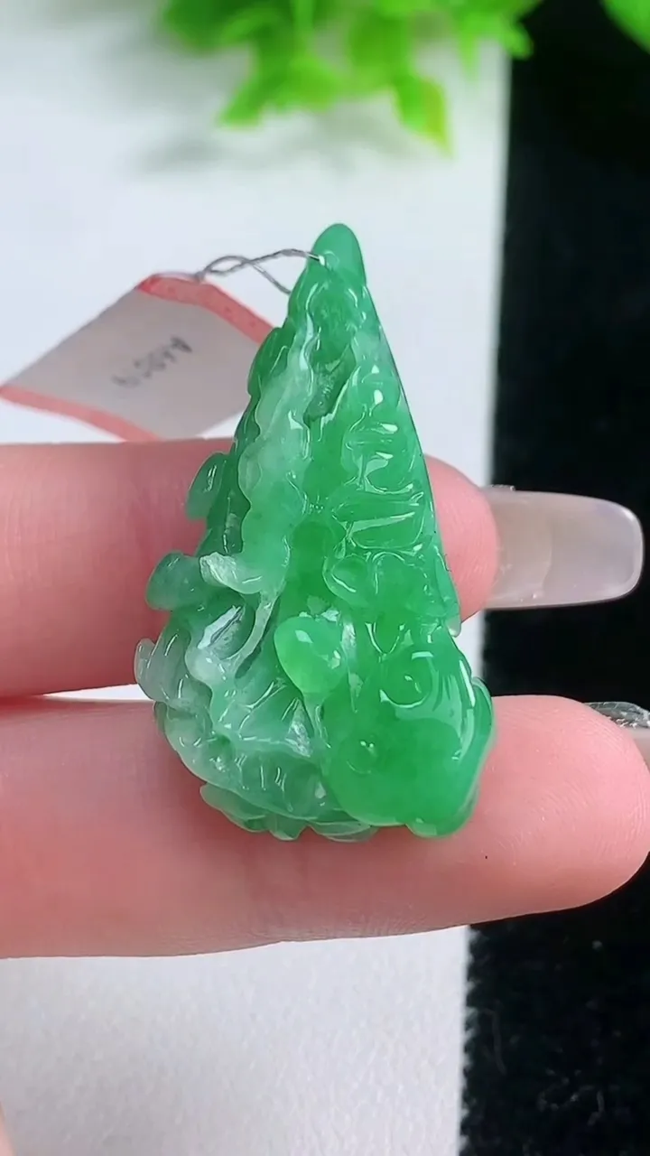 天然A货翡翠白菜吊坠，尺寸37.8-21.3-9.7，重量:11.42g
1月19日