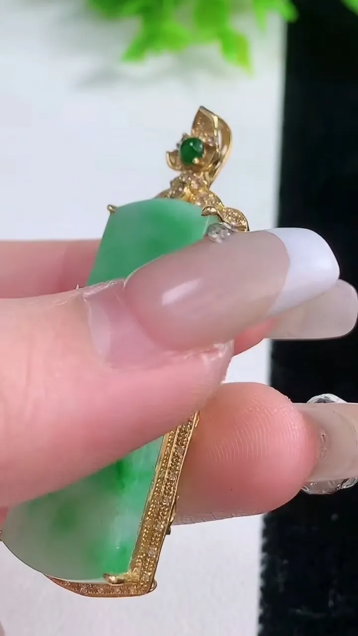 天然A货翡翠无事牌吊坠，尺寸51.5-17.7-6.4，裸石39-17.6重量:7.77g
1月19日