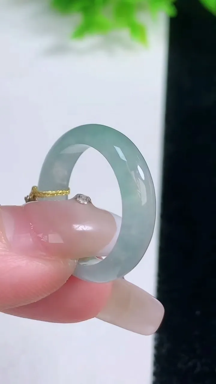 天然A货翡翠指环戒指，尺寸18-5.6-3，重量:2.94g2026年1月19日
工厂直销收藏佳品,种好水足，色泽均匀，有种有色，上手高大气！
