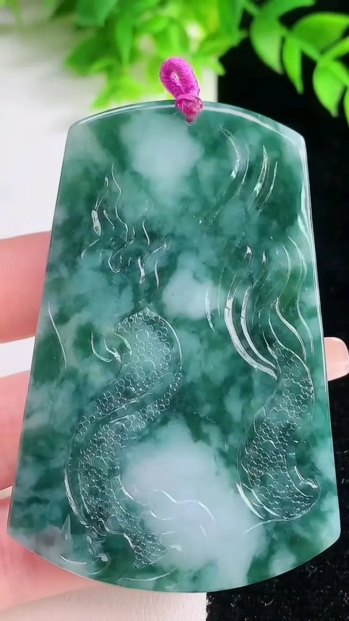 天然A货翡翠飘花御龙不动明王吊坠，尺寸72.5-48.2-4.7，重量:35.34g
1月19日