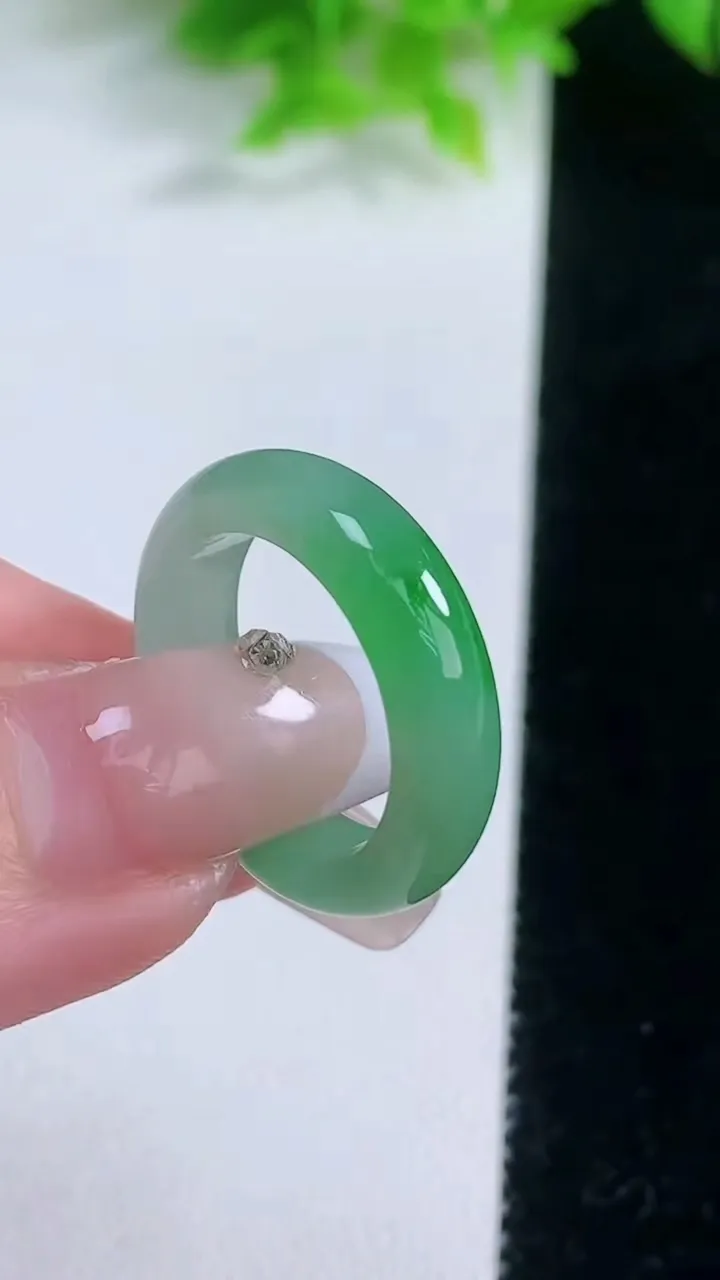 天然A货翡翠指环戒指，尺寸17-5-3，重量:4.35g2026年1月19日
工厂直销收藏佳品,种好水足，色泽均匀，有种有色，上手高大气！