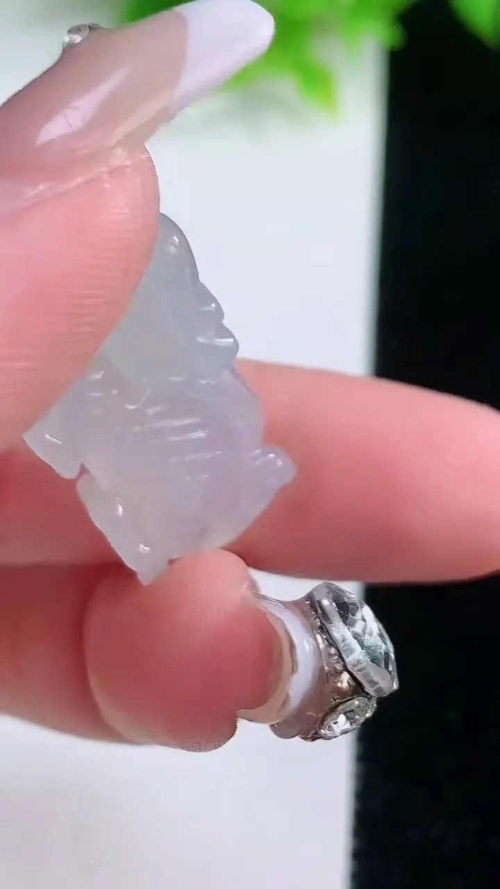 天然A货翡翠麒麟吊坠，尺寸24.6-14.6-5.2，重量:4.43g
1月19日