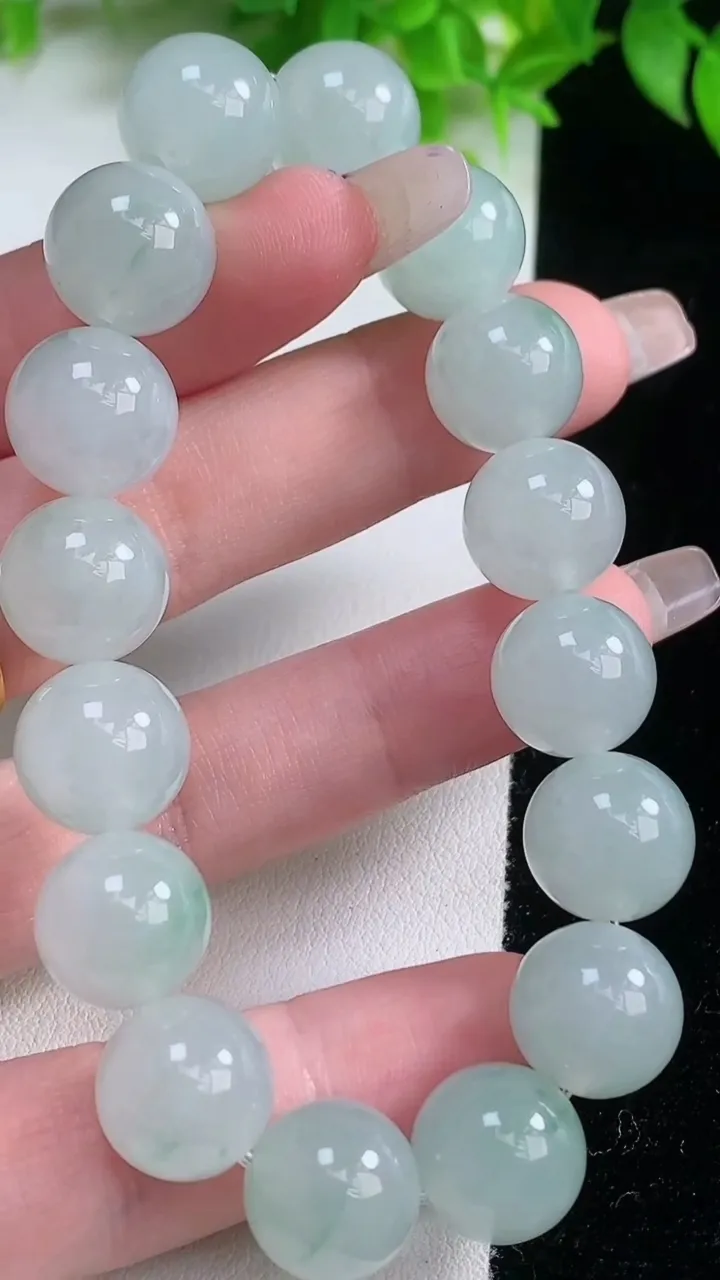天然A货翡翠种飘花圆珠手串，尺寸12.3-16颗，重量:52.70g1月19日
工厂直销收藏佳品,种好水足，色泽均匀，有种有色，上手高大气！