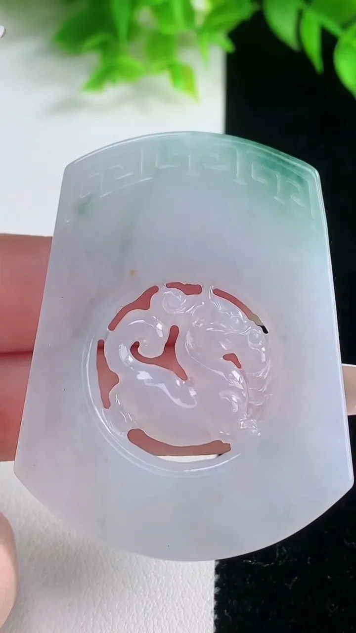 天然A货翡翠飘花龙牌吊坠，尺寸55-41-3.1，重量:21.30g
1月19日