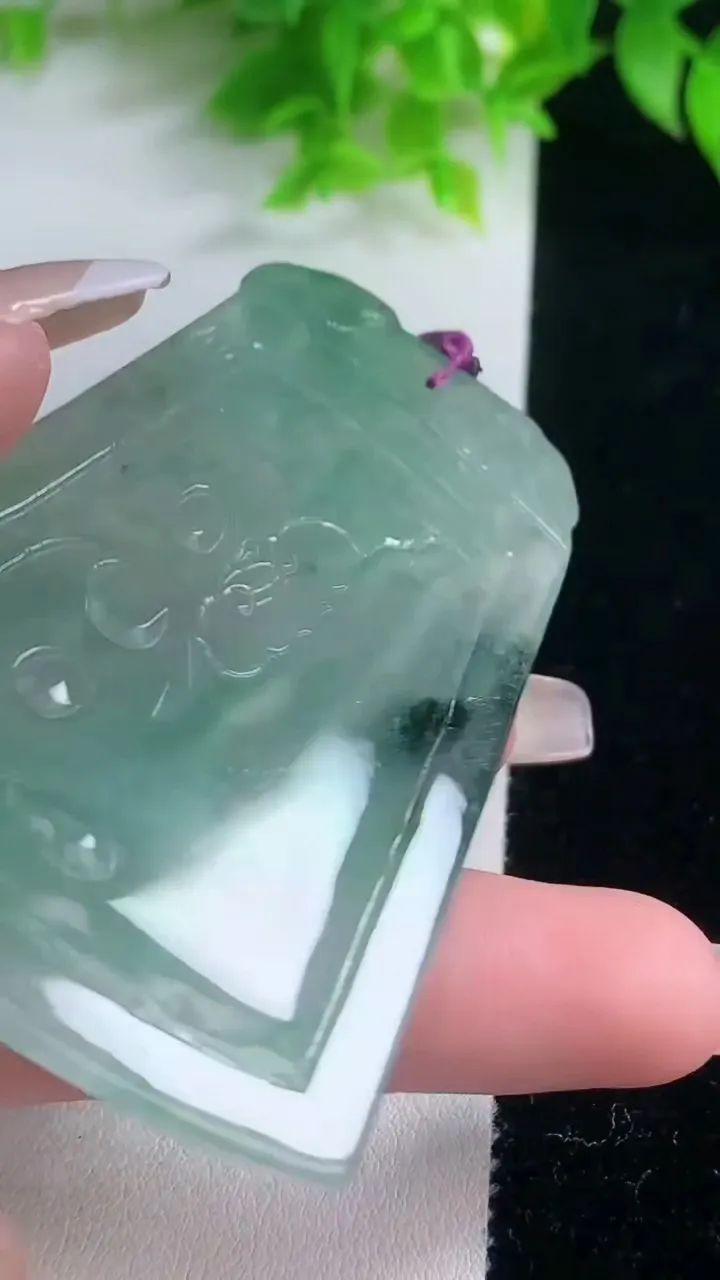 天然A货翡翠观音菩萨吊坠，尺寸69.3-48.8-4.5，重量:33.48g
1月19日