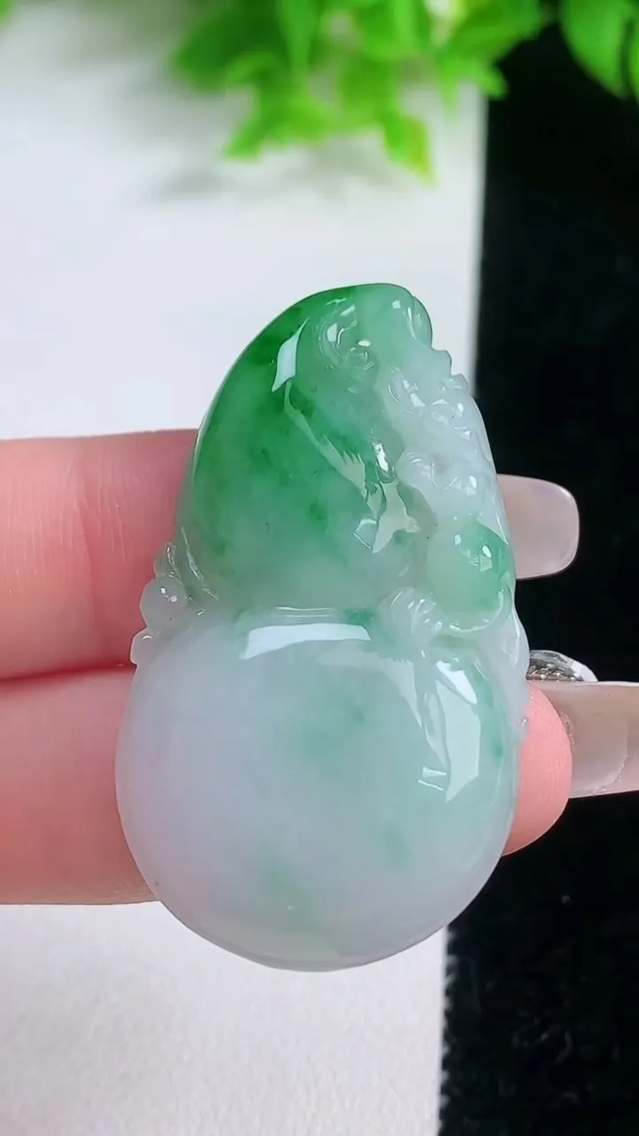 天然A货翡翠葫芦吊坠，尺寸43-25-6，重量:12.80g
1月19日