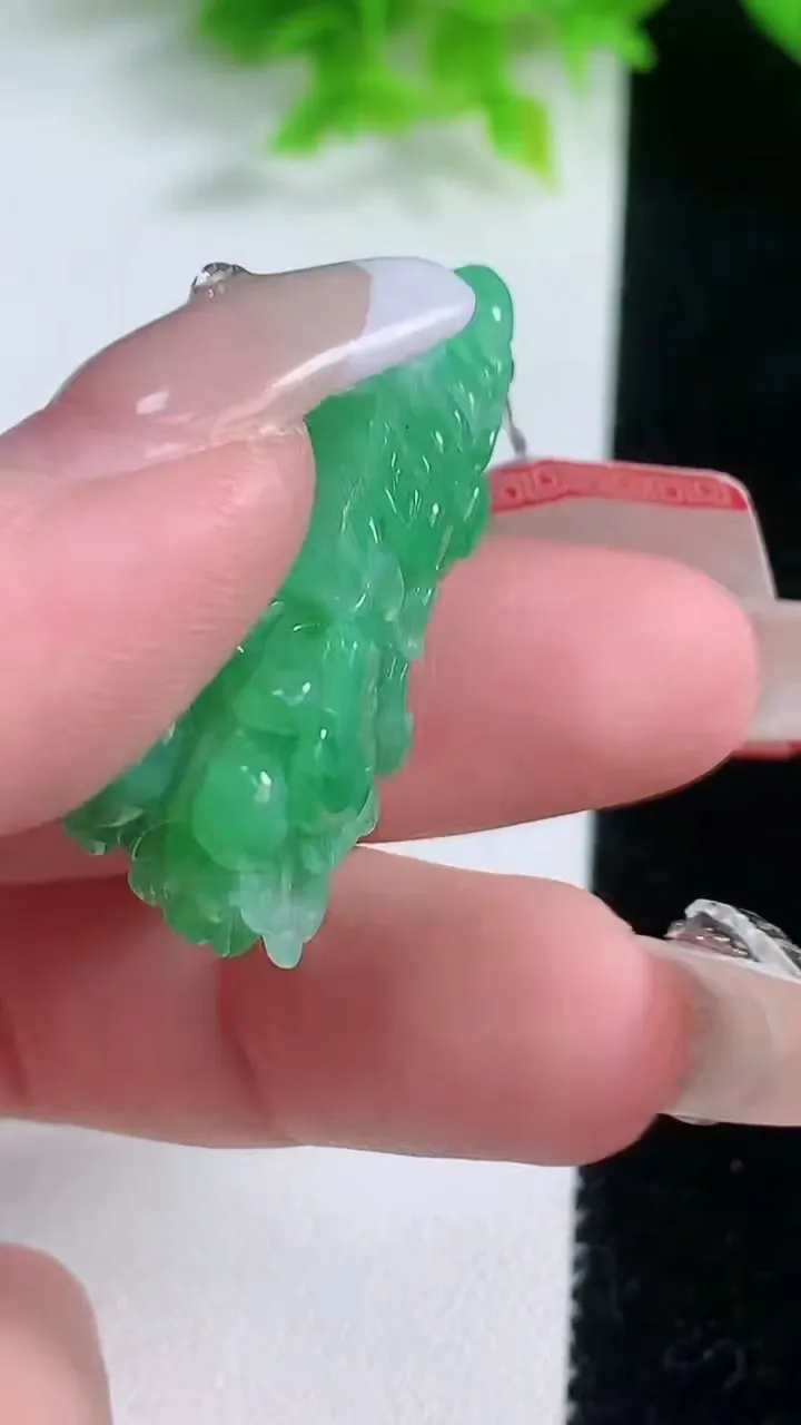 天然A货翡翠白菜吊坠，尺寸37.8-21.3-9.7，重量:11.42g
1月19日
