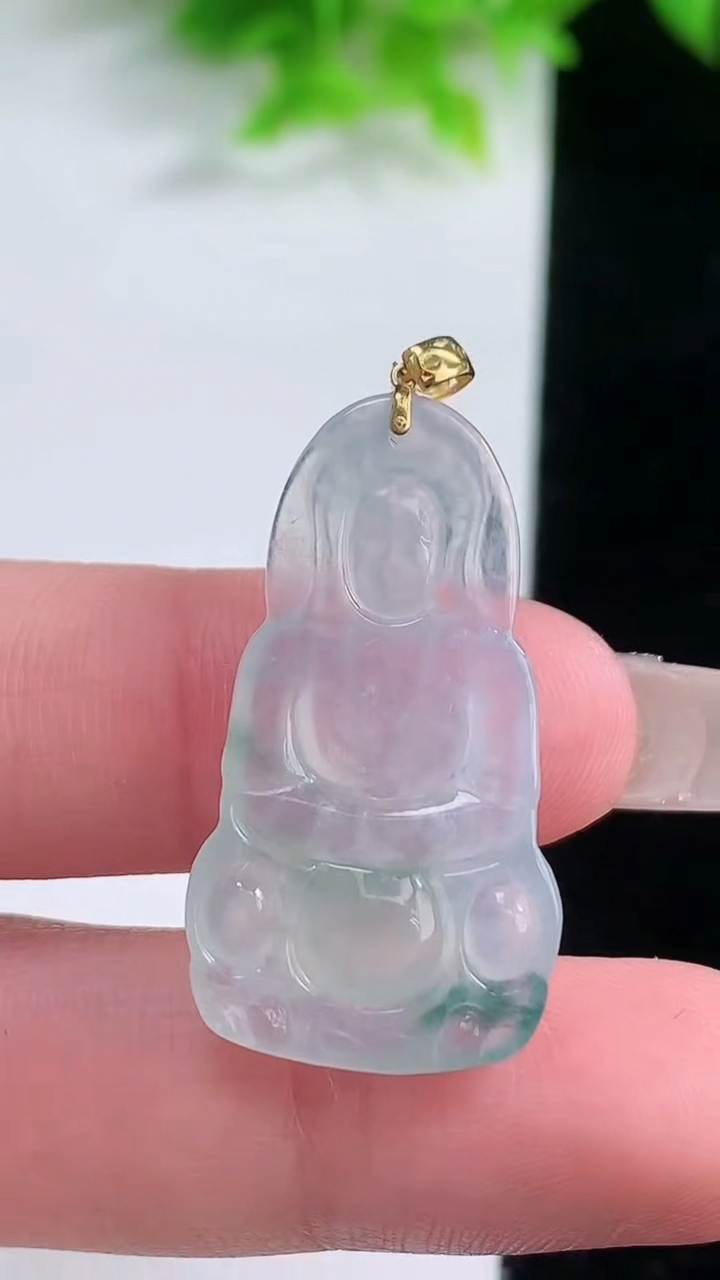 天然A货翡翠种飘花观音菩萨吊坠，尺寸31.4-17.4-3.7，重量:3.88g
1月19日