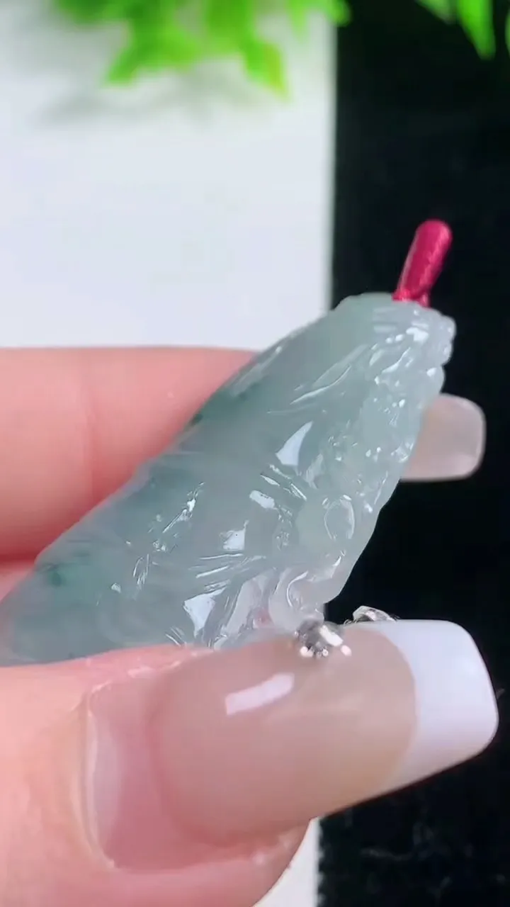 天然A货翡翠飘花节节高升 竹节吊坠，尺寸39.7-22.5-4.5，重量:8.01g
1月19日