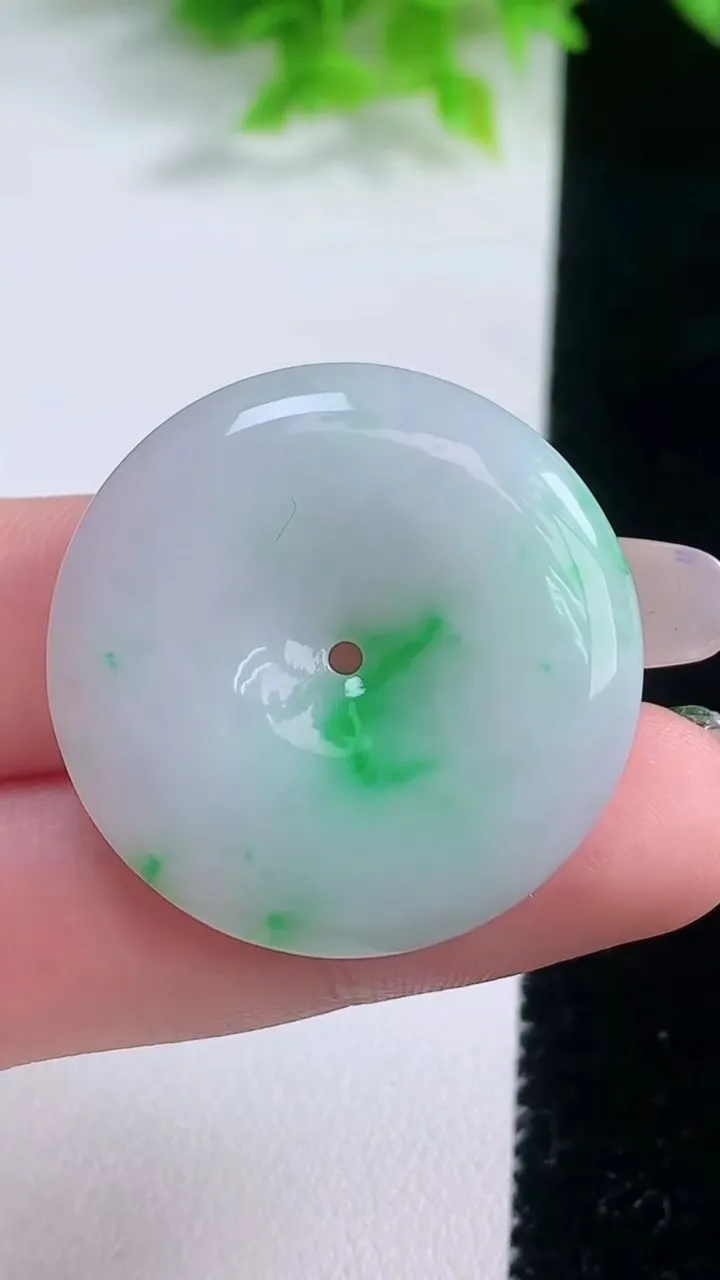 天然A货翡翠平安扣吊坠，尺寸31.2-5.6，重量:11.77g
1月19日