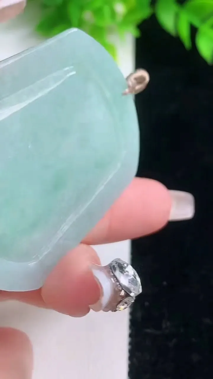 天然A货翡翠生肖鸡吊坠，尺寸52.7-44.7-5.8，重量:27.68g
1月19日