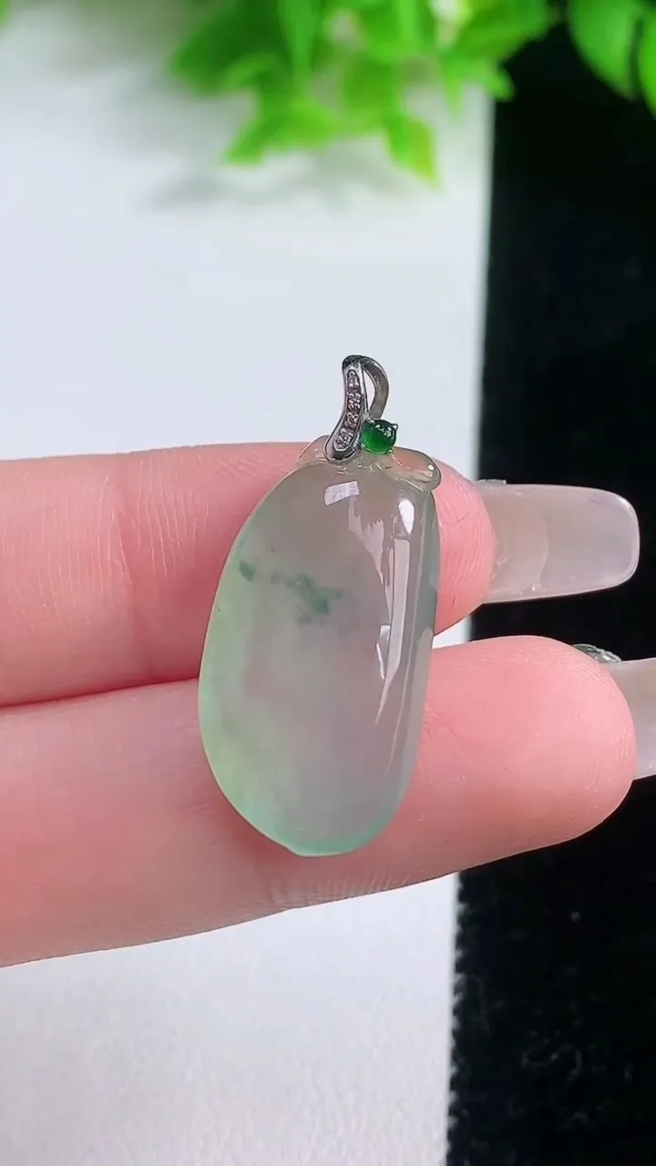 天然A货翡翠种飘花福瓜吊坠，尺寸23.5-13.5-6.2，重量:4.00g
1月19日