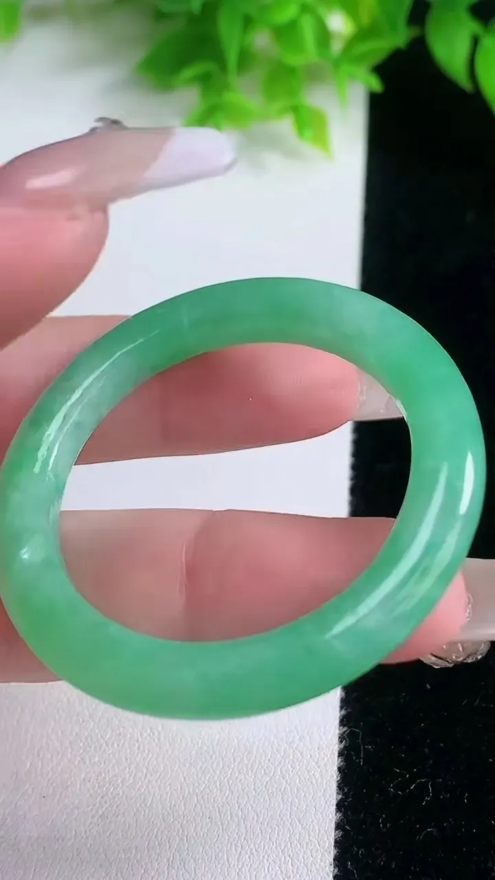 天然A货翡翠平安环吊坠，尺寸47.3-5，重量:12.72g
1月19日